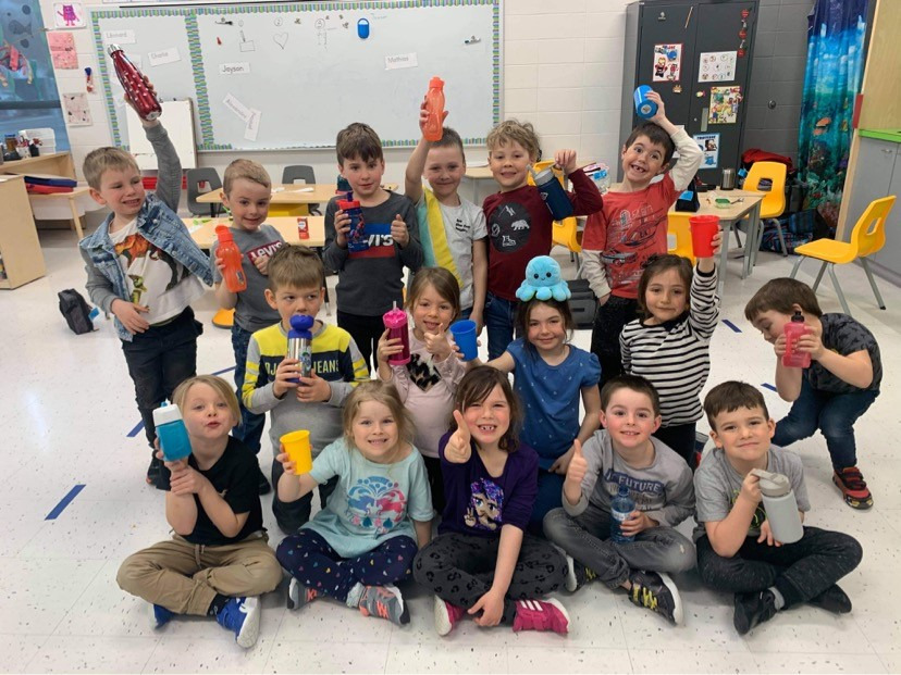 Plus de 175 000 enfants à travers le Québec trinquent à la saine hydratation !